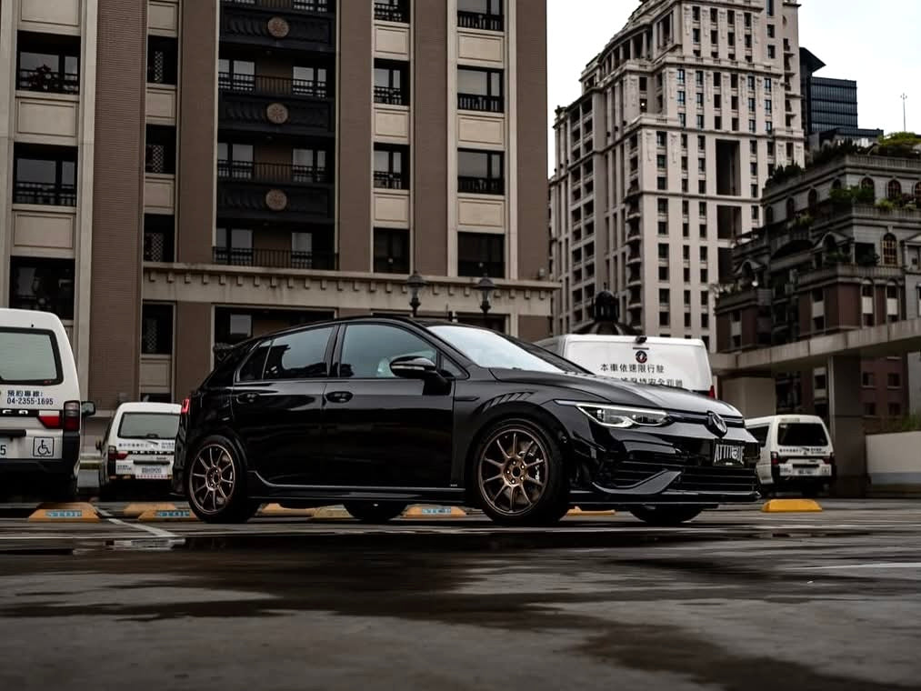 Volkswagen Golf GTI/R MK8 Dry Carbon Fiber Fenders Karbel Design 2022+